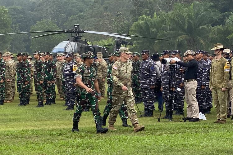 TNI-commandant-generaal Andika Perkasa met bevelhebber van het Amerikaanse leger Pacific, generaal Charles Flynn, in het Indonesische legertrainingscentrum in Martapura, East OKU Regency, Zuid-Sumatra, woensdag (3/8/2022) (KOMPAS.com/ACHMAD NASRUDIN YAHYA)